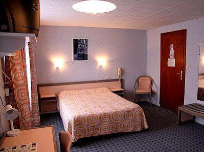 Les Chemins Francis - Modern Hotel Bagnols-les-Bains Екстер'єр фото